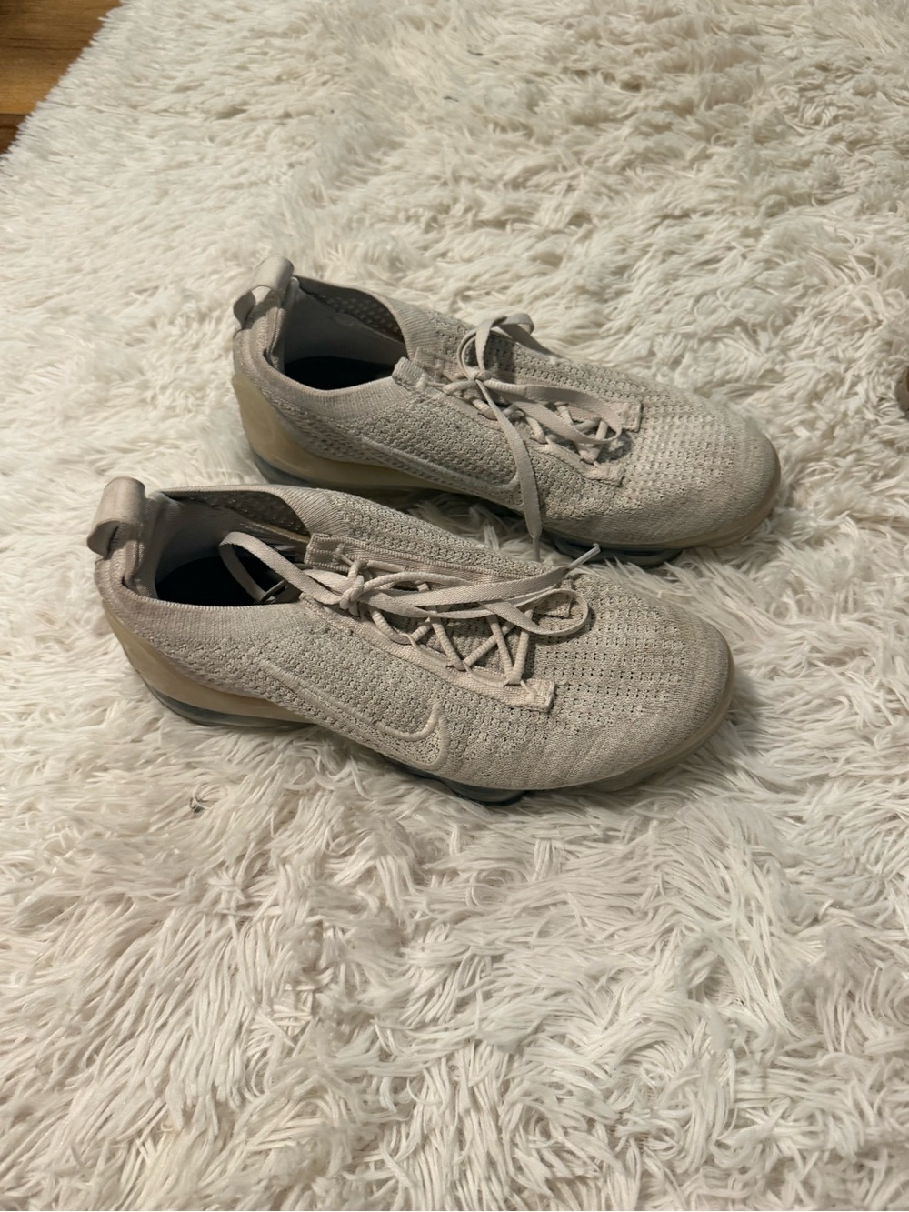 Nike Kids Flyknit Low-Top Sneakers in Pale Beige and Tan